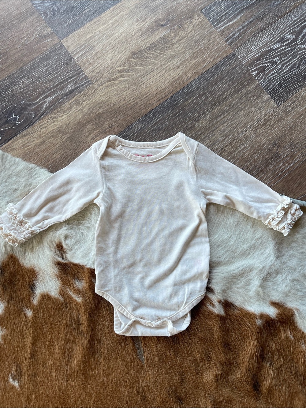 Ruffle Butts Cream Long-Sleeve Ruffle Cuff Bodysuit